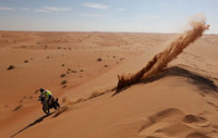 Hình ảnh 'siêu thực' tại giải đua xe trên sa mạc Dakar Rally