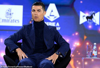 Bạn gái Ronaldo 'chiếm sóng' tại lễ trao giải Globe Soccer Awards