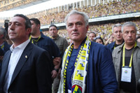 Hàng chục nghìn cổ động viên Fenerbahce đốt pháo sáng chào đón HLV Mourinho