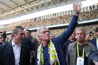 Hàng chục nghìn cổ động viên Fenerbahce đốt pháo sáng chào đón HLV Mourinho