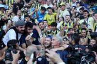 Hàng chục nghìn cổ động viên Fenerbahce đốt pháo sáng chào đón HLV Mourinho