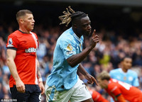 Chùm ảnh: Man City đè bẹp Luton, chiếm ngôi đầu Ngoại hạng Anh