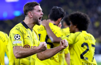 Hình ảnh ‘bãi chiến trường’ khiến trận Dortmund – Newcastle tạm hoãn vài phút