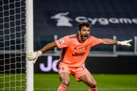 Thủ môn huyền thoại Buffon chuẩn bị… lấy vợ