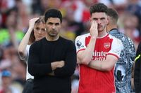 Cổ động viên Arsenal thất thần khi nghe tin Man City đăng quang Ngoại hạng Anh 