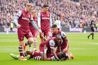 Chùm ảnh: Salah ‘bật’ thầy, Liverpool ‘hết cửa’ vô địch Ngoại hạng Anh 