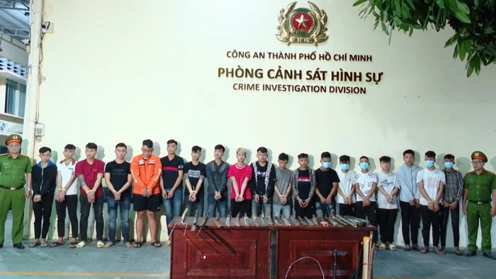 Nhóm thanh thiếu niên hỗn chiến tại cơ quan Công an. (Ảnh: Công an TPHCM).