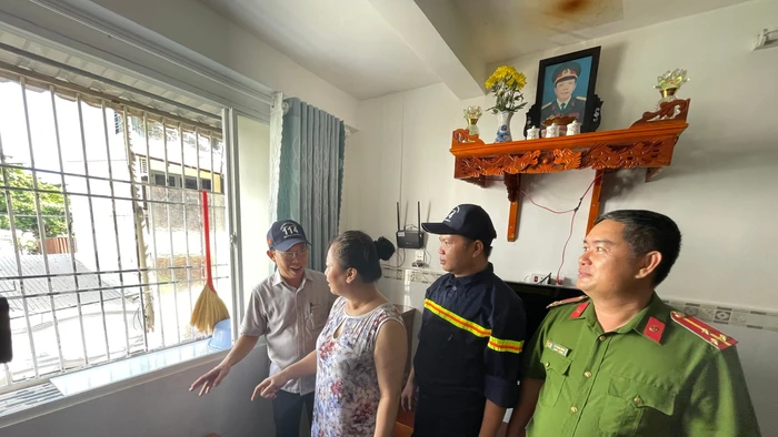 Ông Mai Quang, Phó Chủ tịch UBND phường Bình Quới (trái) cùng lực lượng chức năng vận động người dân Chung cư Thanh Đa tháo dỡ "chuồng cọp". Ảnh: Hà An.