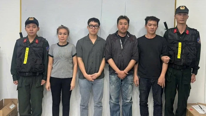 Nhóm sản xuất, tiêu thụ gas giả tại cơ quan Công an. (Ảnh: Công an TPHCM).