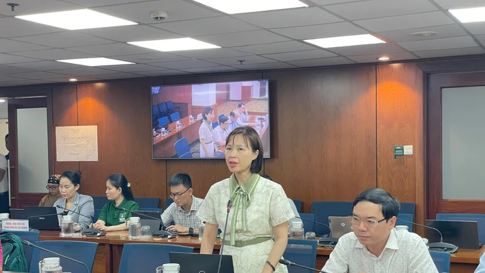 Bà Lê Hồng Nga, Phó giám đốc Trung tâm kiểm soát bệnh tật TPHCM (HCDC) thông tin về virus Nipah tại buổi họp báo. Ảnh: Hà An.