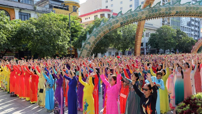 Đồng diễn áo dài tại phố đi bộ Nguyễn Huệ TPHCM năm 2024. Ảnh: TTXVN.