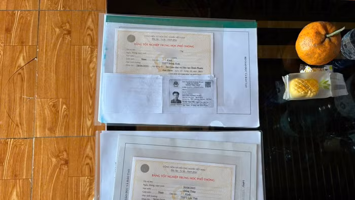 Sinh viên phải nộp bằng tốt nghiệp bản gốc và học bạ bản gốc khi ký biên bản thỏa thuận với Hanoi Job. Ảnh: Sinh viên cung cấp.