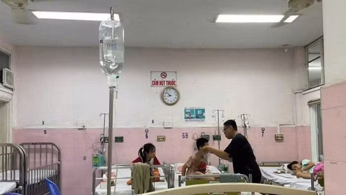 Các học sinh được chăm sóc tại cơ sở y tế. Ảnh: Phụ huynh cung cấp.