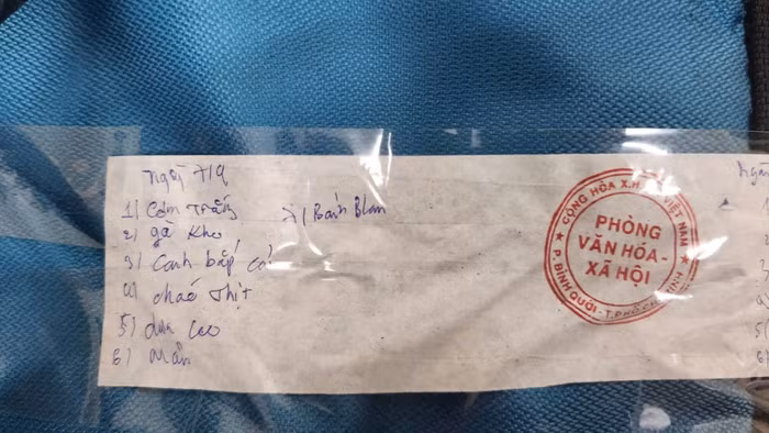 Mẫu thực phẩm bữa ăn bán trú ngày 7/4 được niêm phong phục vụ xét nghiệm, điều tra. Ảnh: A.X.