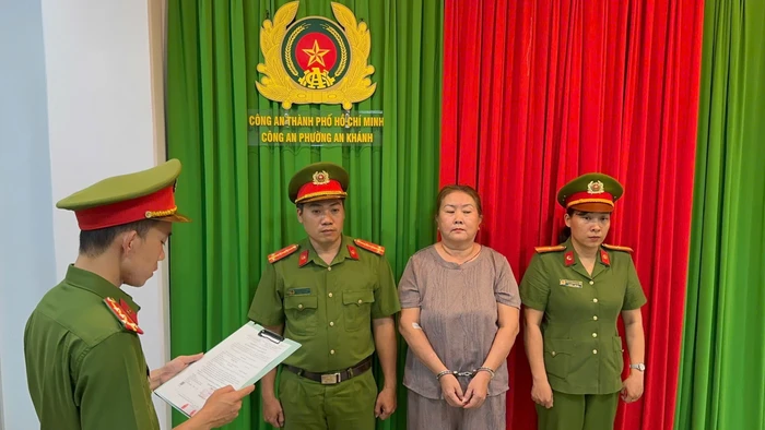 Công an TPHCM đọc các quyết định tố tụng với bà Trinh. (Ảnh: Công an TPHCM).