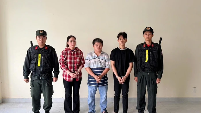 Công an tạm giữ các bị can cơ sở sản xuất mì tươi dùng chất cấm. (Ảnh: Công an TPHCM).