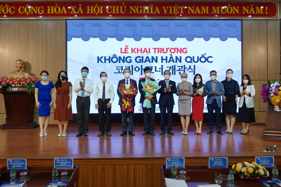 Đại diện ĐH Đà Nẵng và Trường ĐH Ngoại ngữ tặng hoa cho đại biểu tại Lễ khai trương Không gian Hàn Quốc