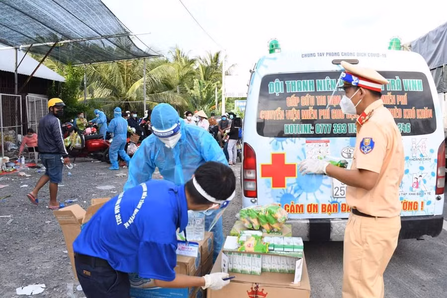 Lực lượng chức năng túc trực hỗ trợ đồ ăn, nước uống cho người dân và hướng dẫn khai báo, cách ly.