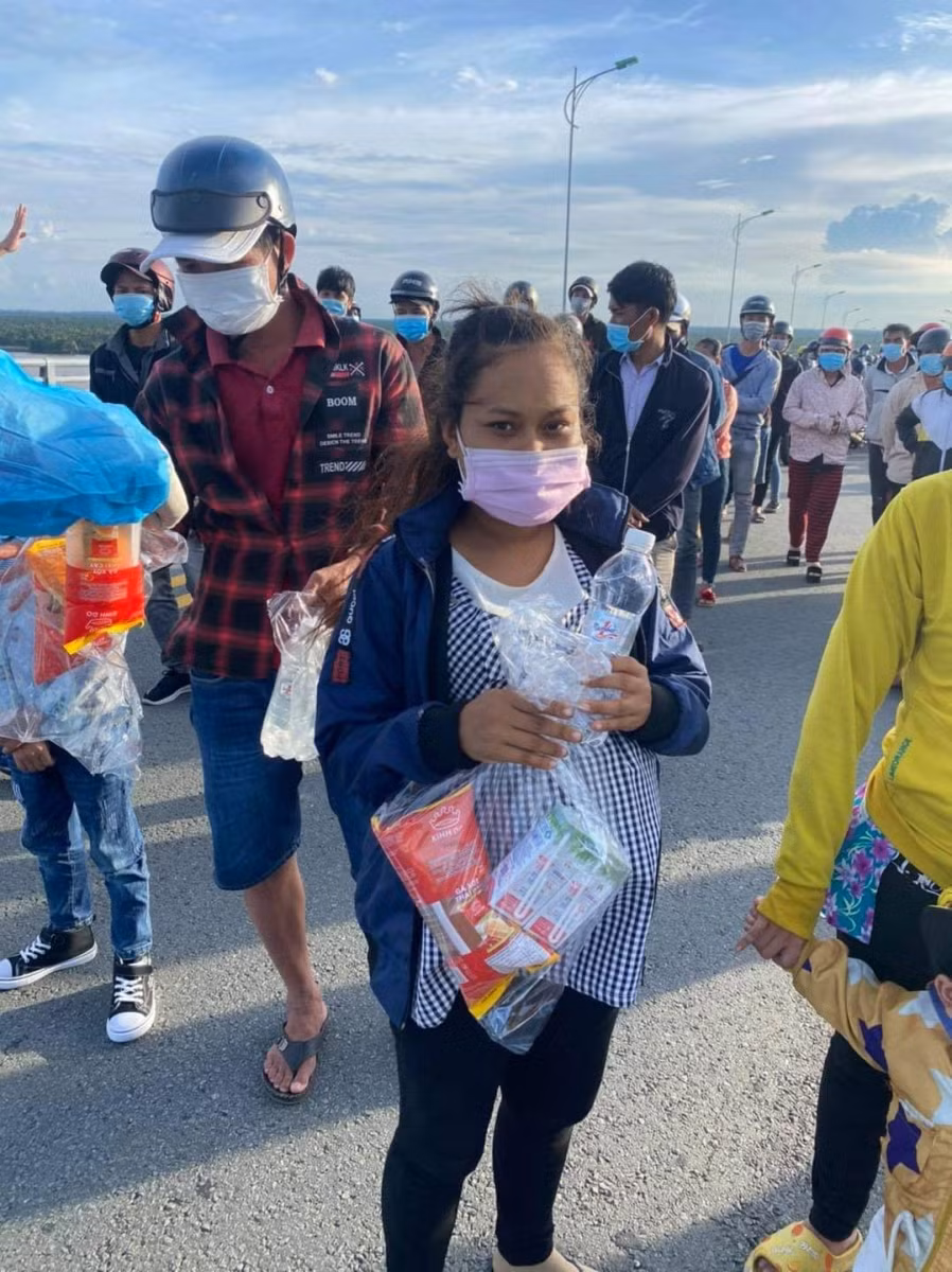 Trong dòng người về quê có nhiều trẻ em và phụ nữ mang thai.