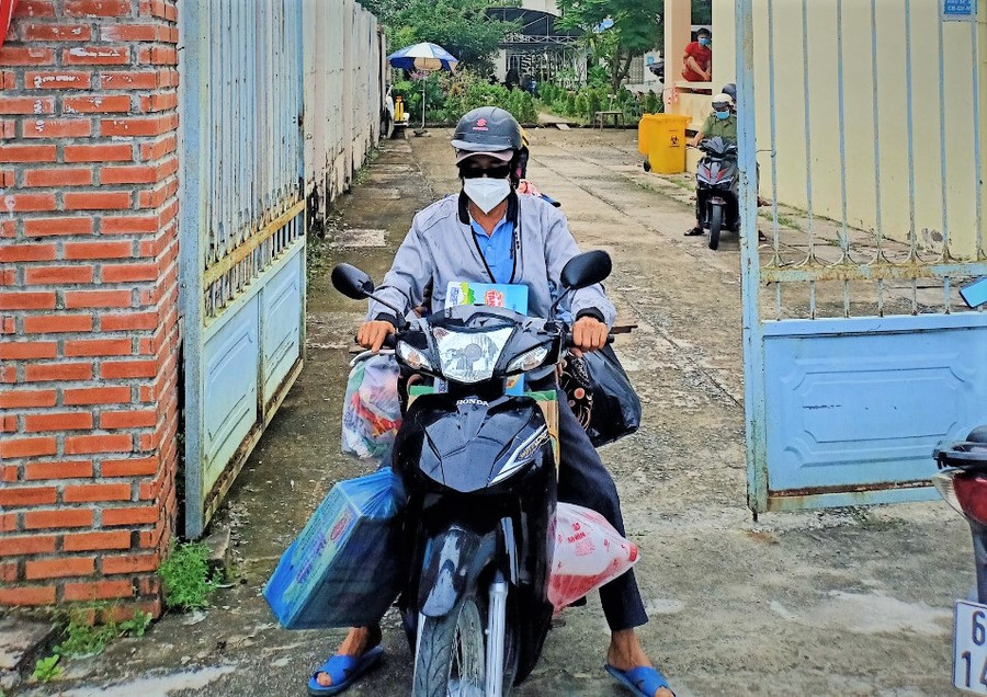 Vợ chồng ông So cùng cháu ngoại được ngành chức năng tỉnh Cà Mau hỗ trợ tiền, nhu yếu phẩm về lại quê.