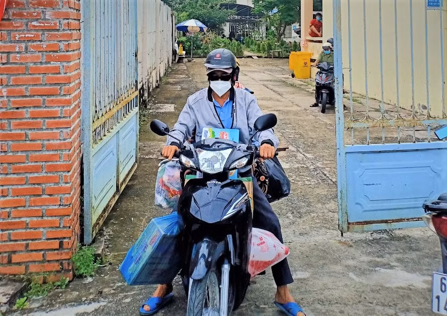 Vợ chồng ông So cùng cháu ngoại được ngành chức năng tỉnh Cà Mau hỗ trợ tiền, nhu yếu phẩm về lại quê.