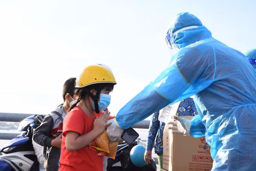 Trẻ em theo cha mẹ về quê được phát đồ ăn, nước uống.