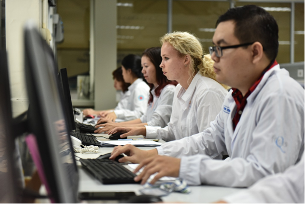 Cô Gái Hà Lan tự hào với đội ngũ quản lý chất lượng giàu kinh nghiệm, đưa những quy chuẩn an toàn cho sản phẩm. Cô Gái Hà Lan tự hào với đội ngũ quản lý chất lượng giàu kinh nghiệm, đưa những quy chuẩn an toàn cho sản phẩm.