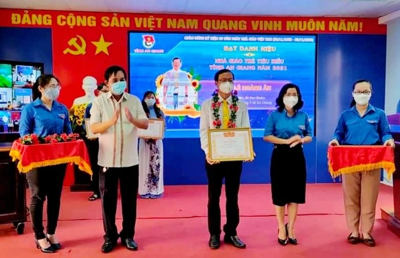 Trao bằng khen cho các nhà giáo trẻ tiêu biểu năm 2021.