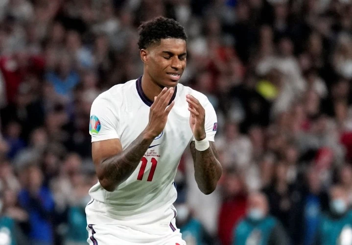 Rashford thất vọng sau khi thất bại trên chấm luân lưu 11m.