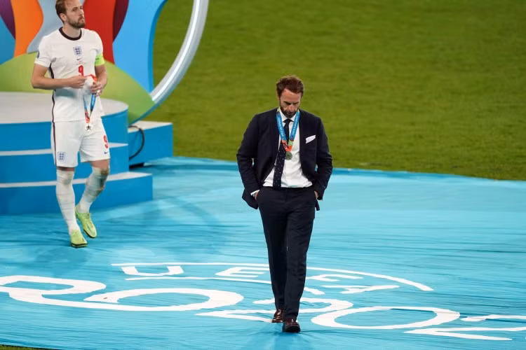 Gareth Southgate buồn bã sau khi tuyển Anh thua Italia trong trận chung kết.