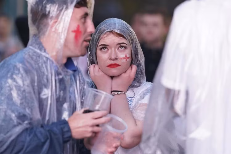 CĐV Anh buồn bã sau thất bại của đội nhà.