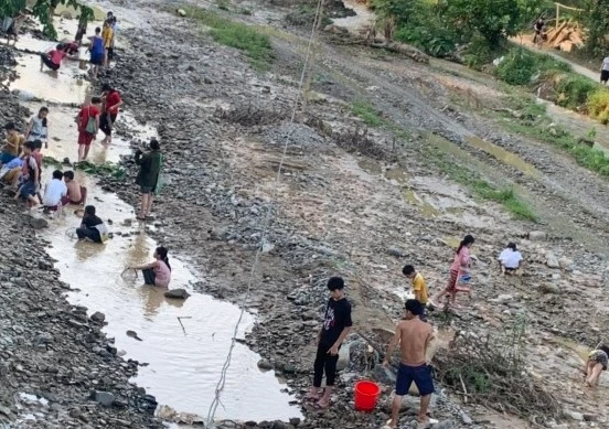 Nhiều trẻ em không có sân chơi thường tụ tập ra chơi ở suối.