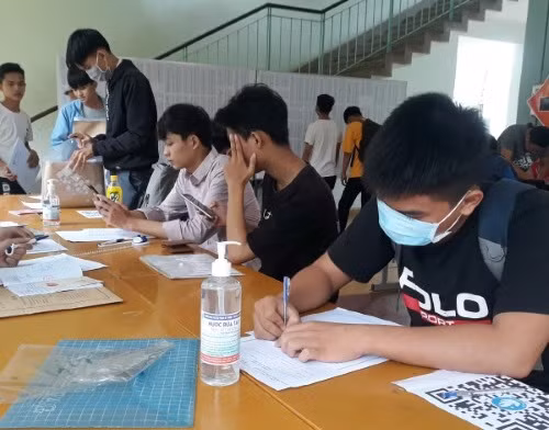 Tân SV làm thủ tục nhập học năm học 2020 – 2021 tại Trường ĐH Sư phạm Kỹ thuật, ĐH Đà Nẵng.