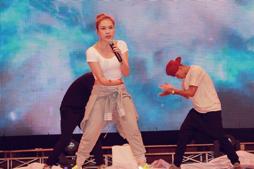 Mỹ Tâm tự tin khoe eo thon trên sàn tập - 2