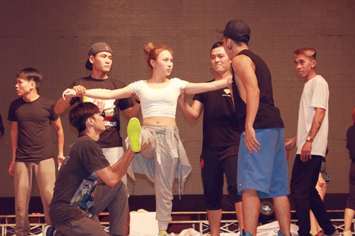 Mỹ Tâm tự tin khoe eo thon trên sàn tập - 6