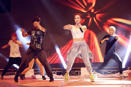 Mỹ Tâm tự tin khoe eo thon trên sàn tập - 7