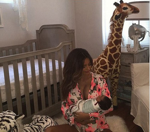 "Choáng" với vòng eo sau sinh 4 ngày của bà bầu tai tiếng ảnh 2 "Choáng" với vòng eo sau sinh 4 ngày của bà bầu tai tiếng ảnh 2