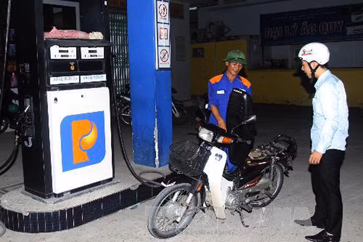 Giá xăng dầu năm qua được điều hành tương đối ổn định. Ảnh minh họa: Thế Duyệt - TTXVN.