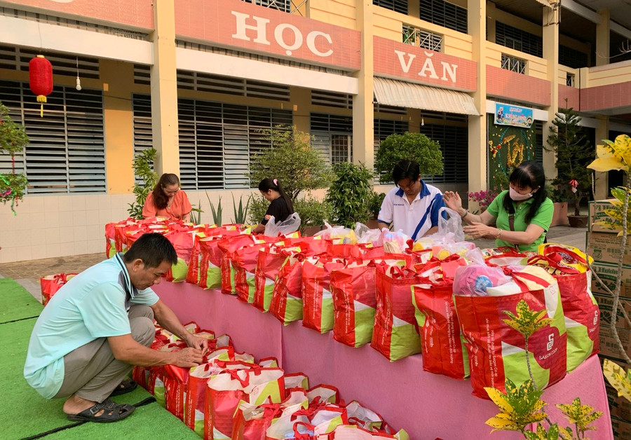 Nhóm thiện nguyện thầy Tùng chuẩn bị quà trao tặng người khiếm thị.