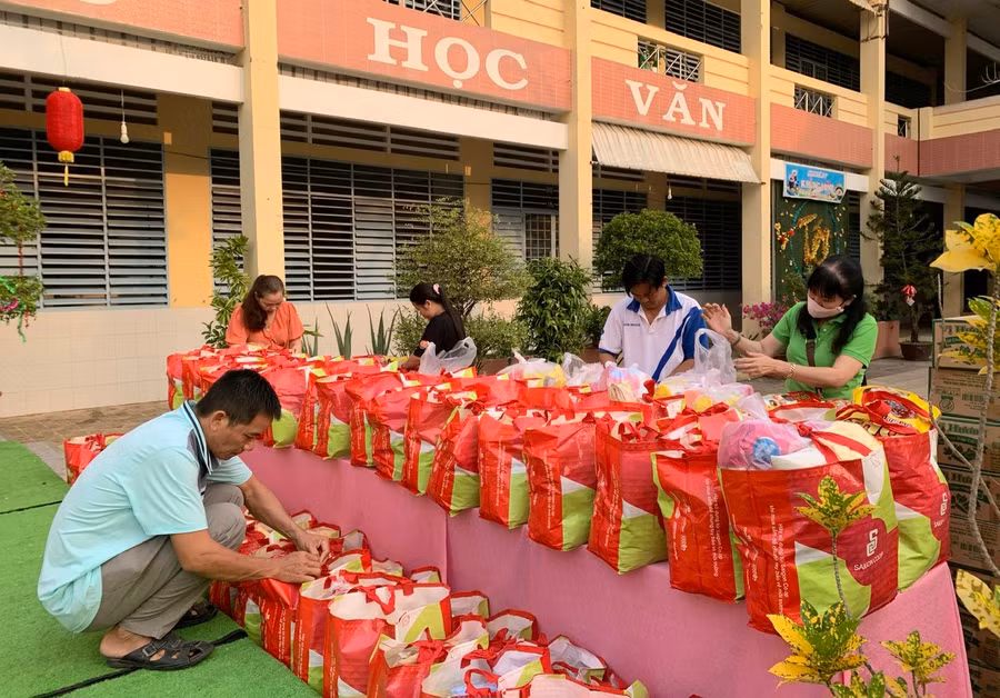 Nhóm thiện nguyện thầy Tùng chuẩn bị quà trao tặng người khiếm thị.