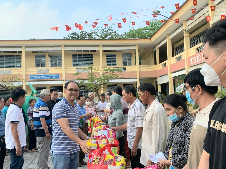 Nhà hảo tâm trao quà cho người khiếm thị có hoàn cảnh khó khăn vui Tết.