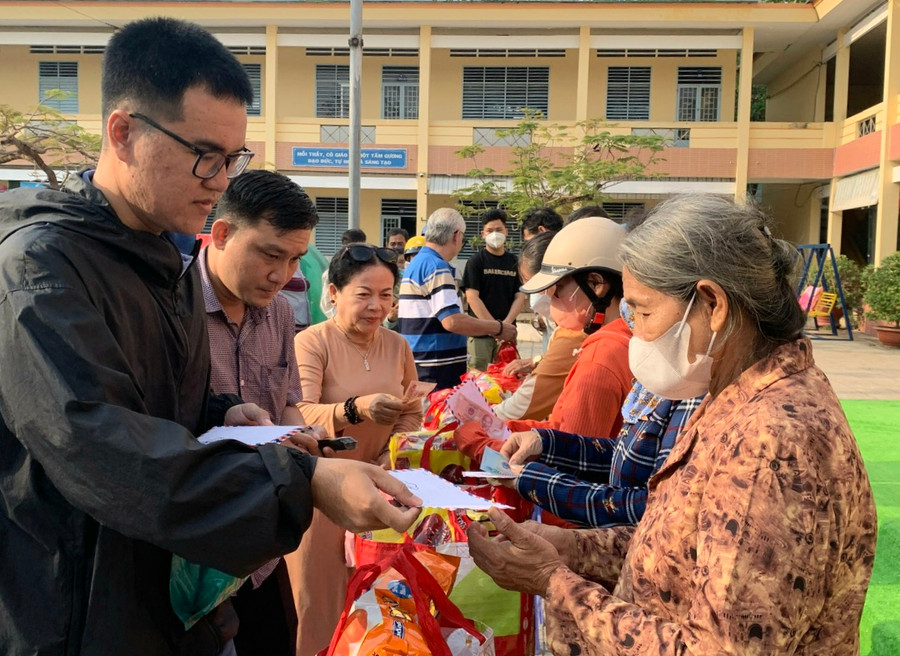 Các nhà hảo tâm tặng thêm tiền mặt cho người khiếm thị khó khăn vui Tết.