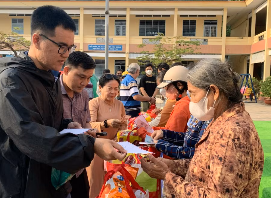 Các nhà hảo tâm tặng thêm tiền mặt cho người khiếm thị khó khăn vui Tết.