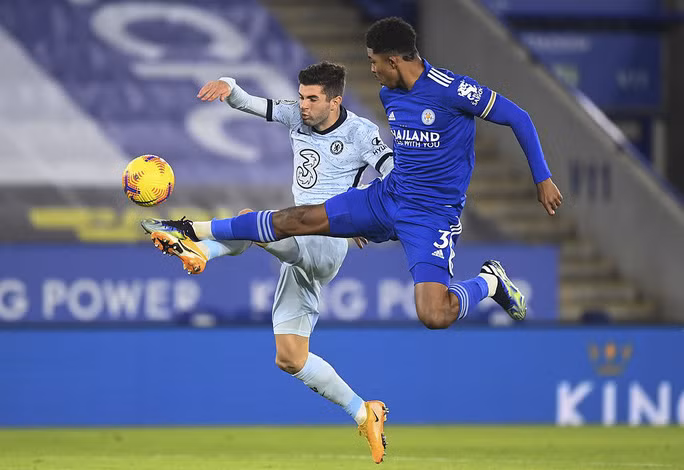 Wesley Fofana (3) tranh chấp quyết liệt với Pulisic của Chelsea.