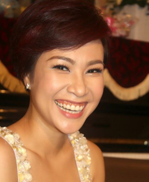 Dù không xinh đẹp lộng lẫy nhưng cô vẫn ghi điểm trong lòng công chúng bởi những khoảnh khắc đời thường vui vẻ của mình. Mỹ nhân Việt lộ khuyết điểm khi cười thả ga