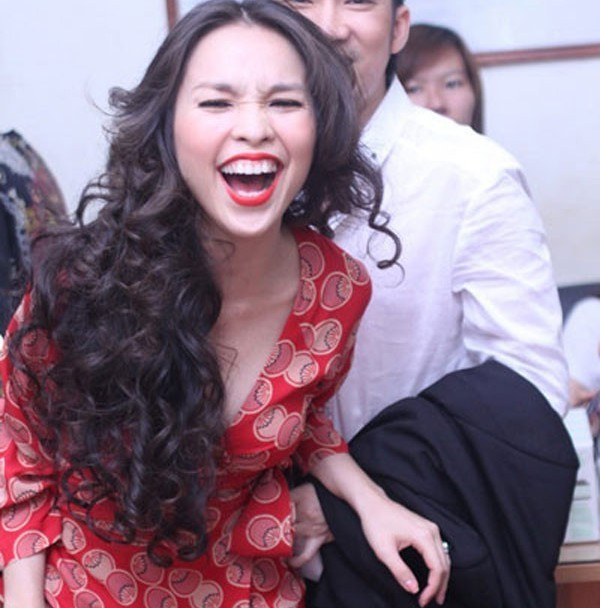 Theo thời gian, "bà mẹ một con" Hiền Thục vẫn giữ nguyên vẻ trẻ trung, cá tính nhí nhảnh. Cùng với đôi mắt trong veo, Hiền Thục luôn gây ấn tượng với nụ cười rạng rỡ. Mỹ nhân Việt lộ khuyết điểm khi cười thả ga
