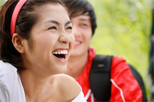 Nhưng đó không phải là trở ngại trong nhan sắc của cô, ngược lại điều này còn khiến Hà Tăng ghi điểm trong mắt khán giả bởi đó chính là khoảnh khắc trông cô tự nhiên, rạng rỡ nhất. Mỹ nhân Việt lộ khuyết điểm khi cười thả ga