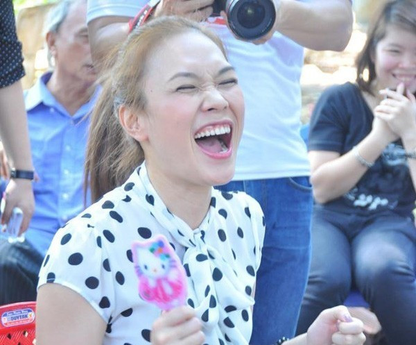 Xét về mặt thẩm mỹ, nụ cười lộ phần lợi hơi cao của Mỹ Tâm không đẹp nhưng chính sự tự nhiên, trẻ trung của "Họa mi tóc nâu" đã khiến các fan vô cùng thích thú. Mỹ nhân Việt lộ khuyết điểm khi cười thả ga