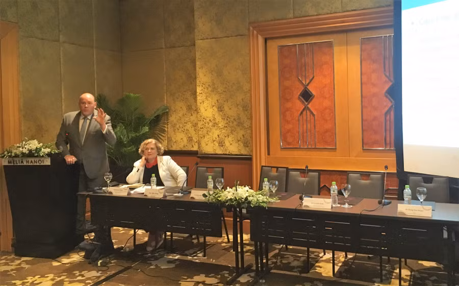 GS Mike Ewing (đứng) thuyết trình tại Hội thảo