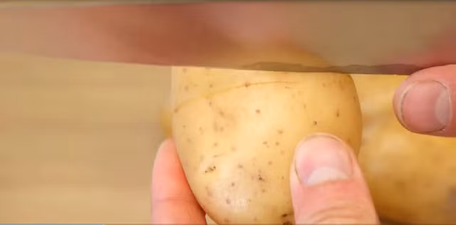 Mẹo giúp bóc vỏ khoai tây siêu nhanh